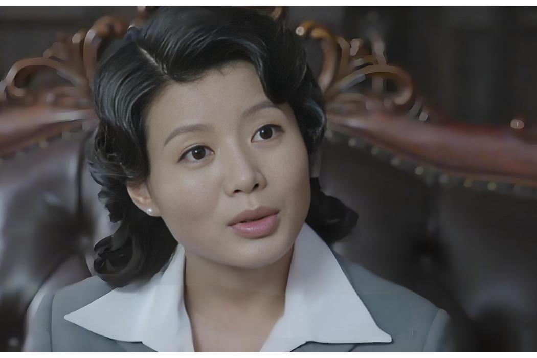 白靈(年代劇《歷史的使命》中的角色,由程愫飾演) 白靈(年代劇《歷史的使命》中的角色,由程愫飾演)