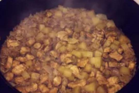 土豆燜肉飯 土豆燜肉飯