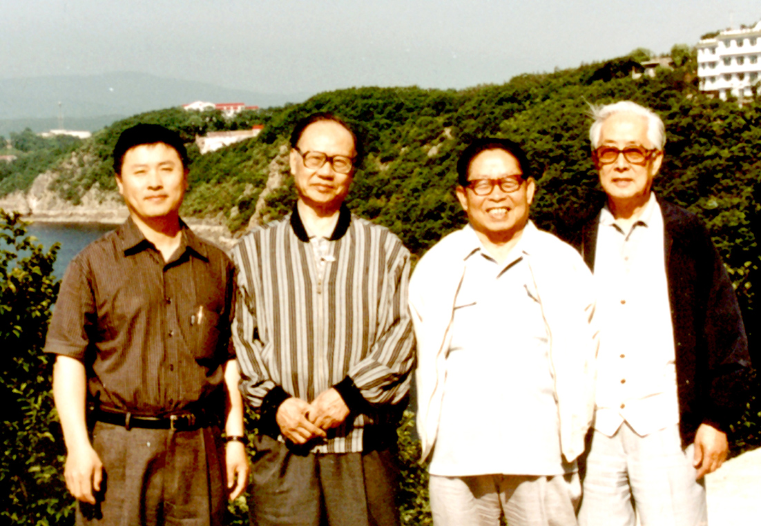 1999年與漫畫家華君武、丁聰、方成在鏡泊湖