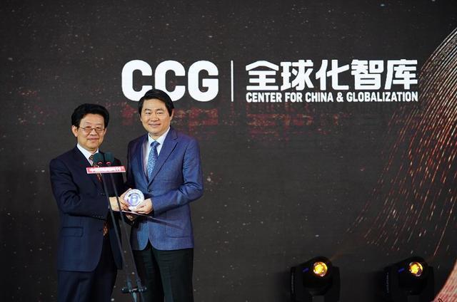 許玉明（左）為全球化智庫頒獎，王輝耀（右）領獎