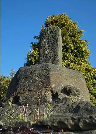 當代的內維爾十字紀念碑是英國人在此戰後重建的