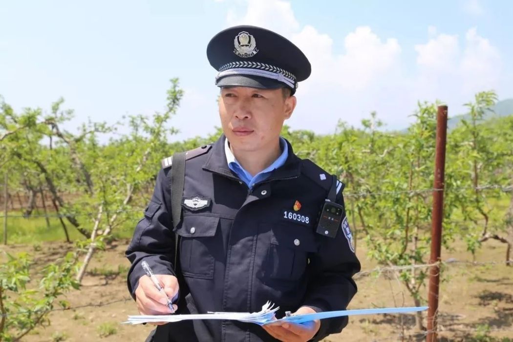 李慶峰(遼寧出入境大江口邊境派出所政治教導員) 李慶峰(遼寧出入境大江口邊境派出所政治教導員)