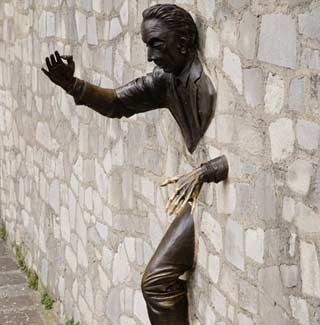 巴黎的“穿牆人”雕塑