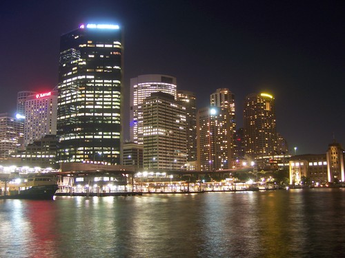 東環型碼頭建築群的夜景