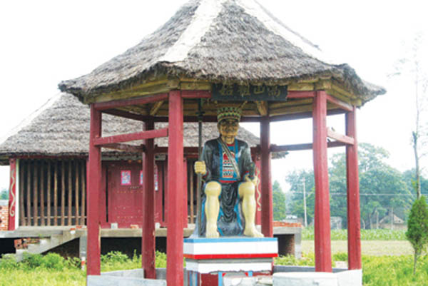 台灣村中供奉的高山族祖始塑像