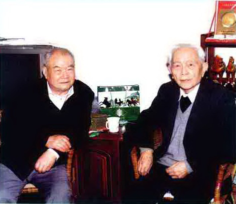 張本仁（左）