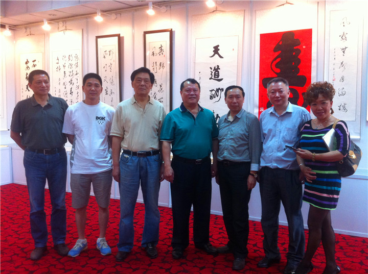 王友生在博覽會上受到數十位書畫專家的認可