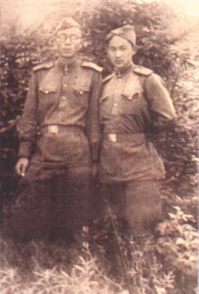 在蘇聯大學時代的羅西北（左）