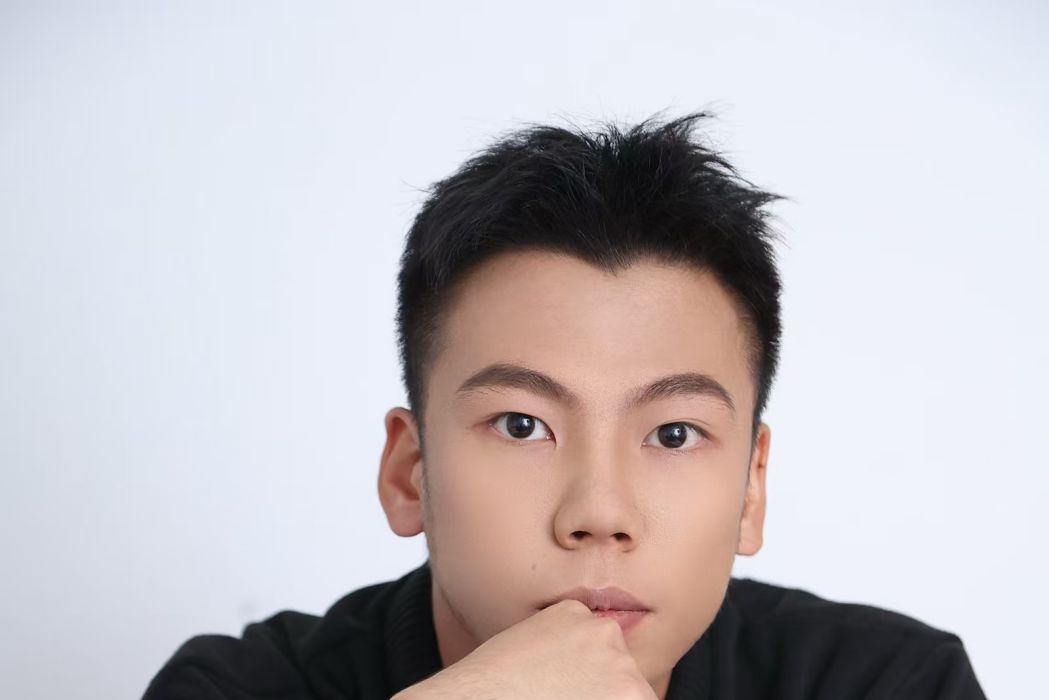 張雍(青年詩人、電影人、藝術評論人) 張雍(青年詩人、電影人、藝術評論人)