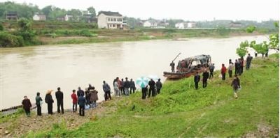 5月7日在王建平落水下游數十名村民沿河尋找