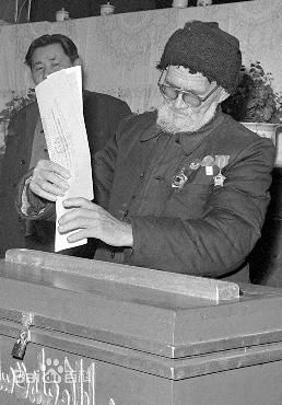 庫爾班·吐魯木在人民代表大會上投票