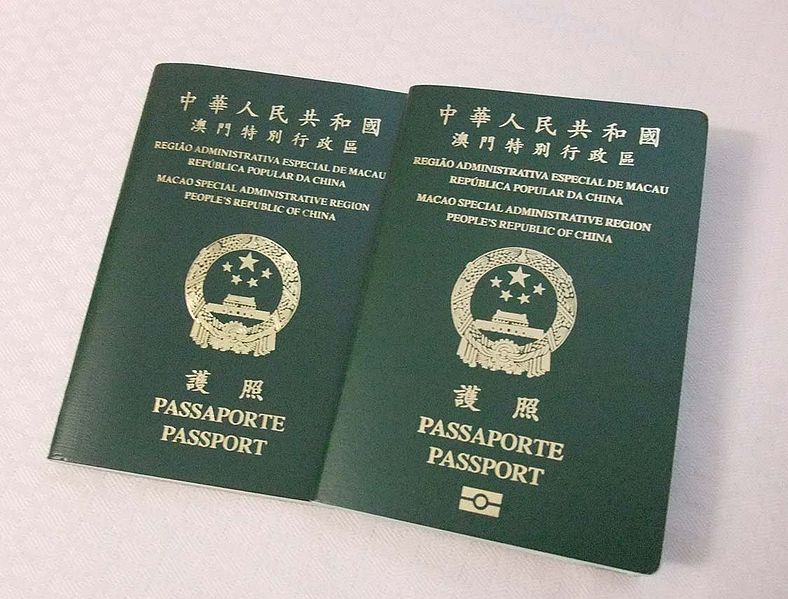 澳門特區電子護照(右)與舊版特區護照(左)