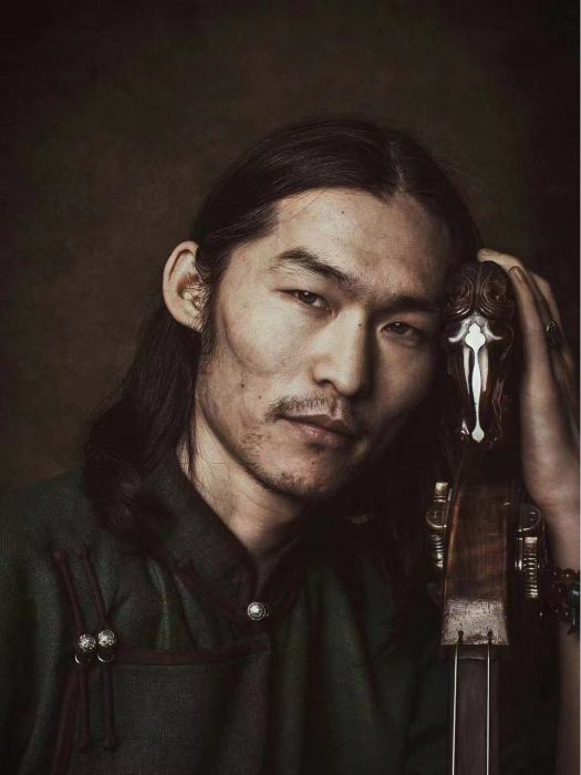青格樂圖(安達組合低音馬頭琴手) 青格樂圖(安達組合低音馬頭琴手)