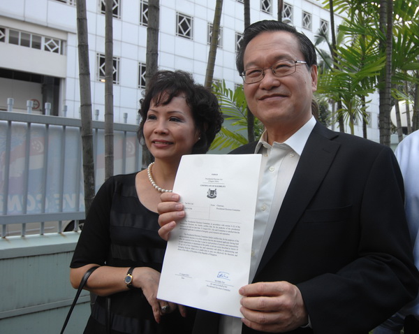 陳欽亮到選舉局領取總統候選人資格證書