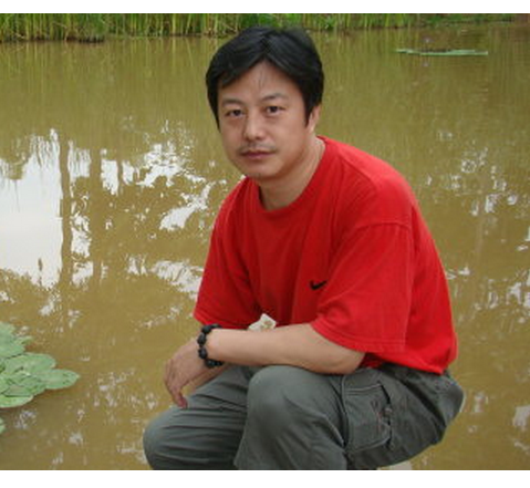 王玉亭(大連市美術家協會理事、版畫學會副會長) 王玉亭(大連市美術家協會理事、版畫學會副會長)