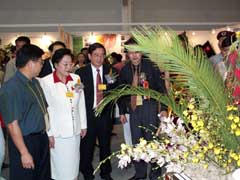 江澤慧會長在深圳市領導陪同下觀看插花作品
