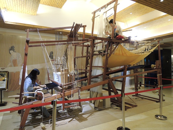 大花樓織機，長5.6米寬1.4米高4米