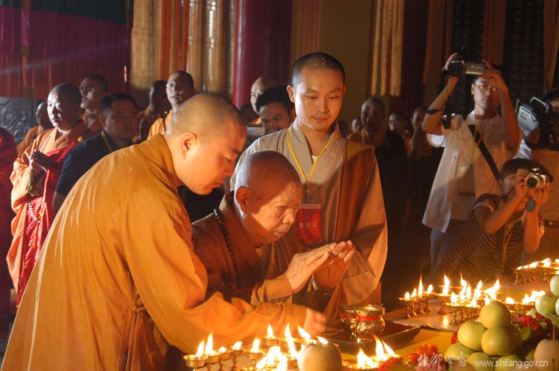 中國佛協會長一誠大師在羅漢寺進行祈福