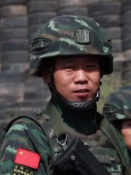 李闖(中共二十大代表,武警河北總隊某部大隊長) 李闖(中共二十大代表,武警河北總隊某部大隊長)