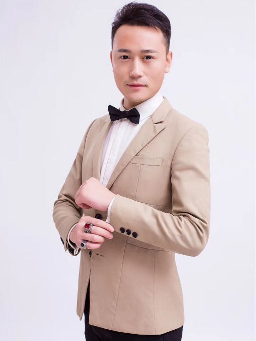 熊征(主持人、歌手、演員、魔術師) 熊征(主持人、歌手、演員、魔術師)