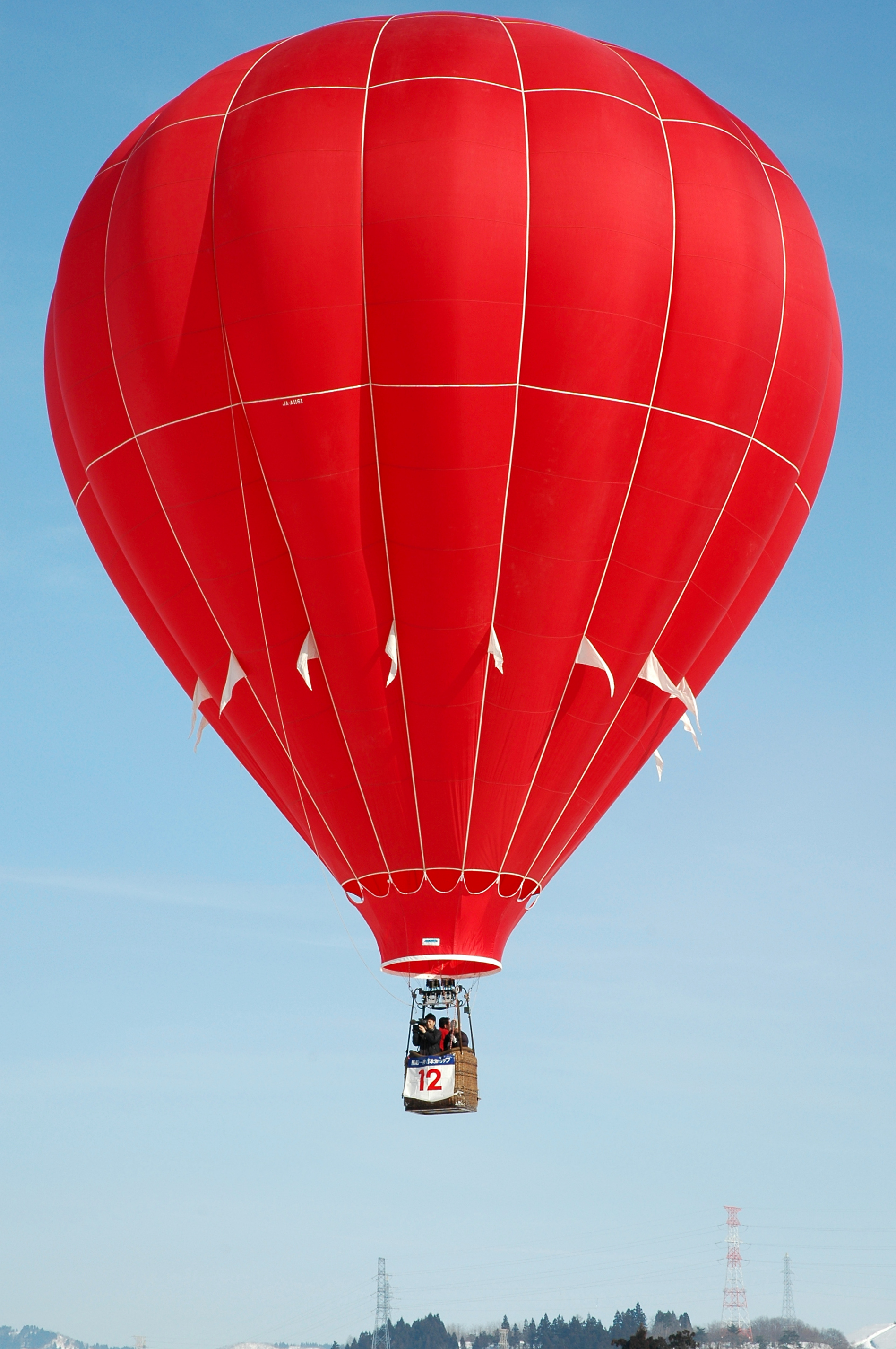 熱氣球(利用加熱的空氣產生浮力的氣球)