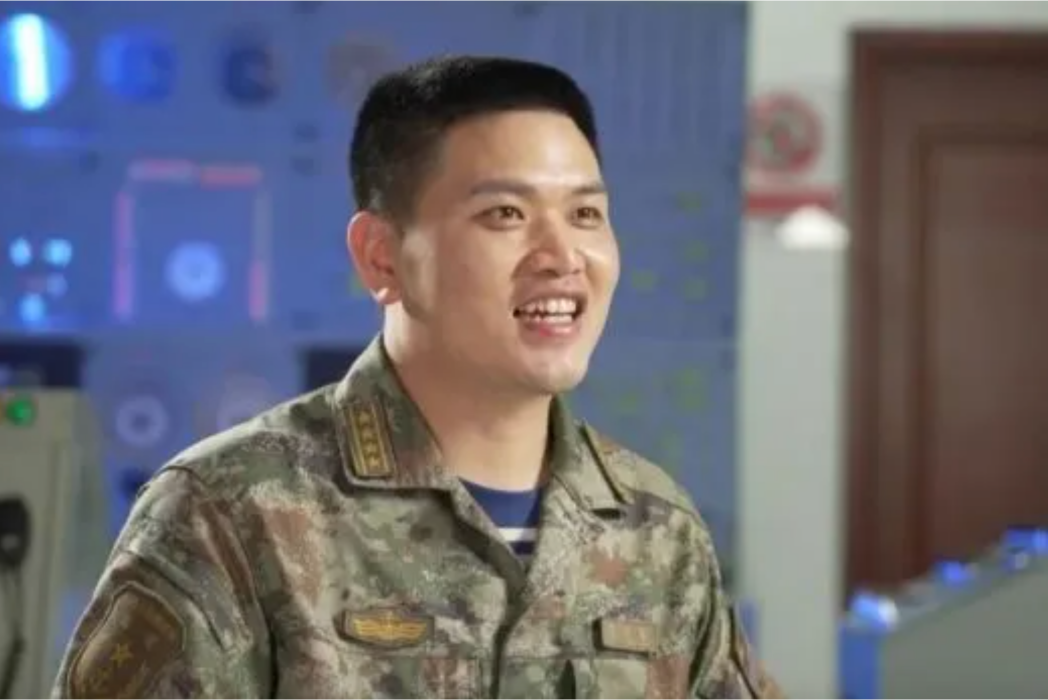 艾迎春(第十四屆全國人大代表,南部戰區海軍潛艇某艇艇長) 艾迎春(第十四屆全國人大代表,南部戰區海軍潛艇某艇艇長)