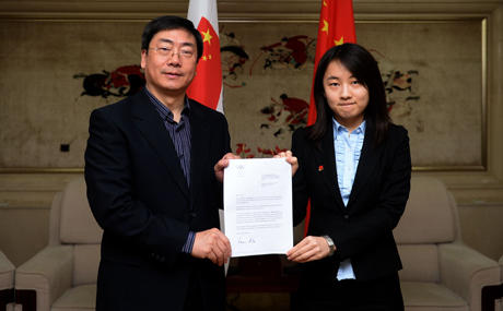 中國奧委會秘書長宋魯增向魯婷頒發證書