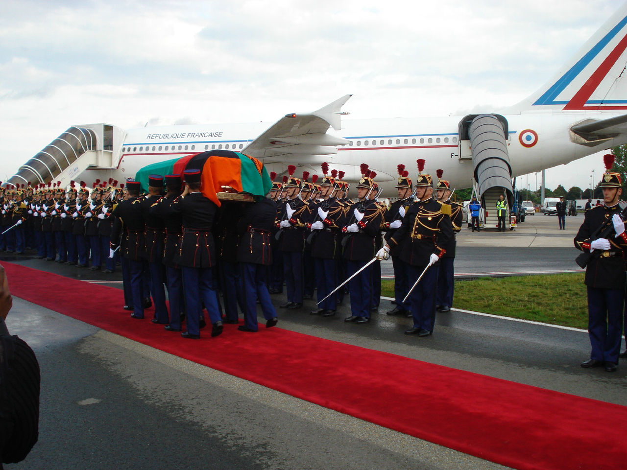 姆瓦納瓦薩總統的靈柩由法國運回尚比亞