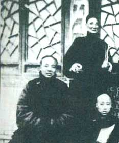 汪桂芬（左一）便裝照