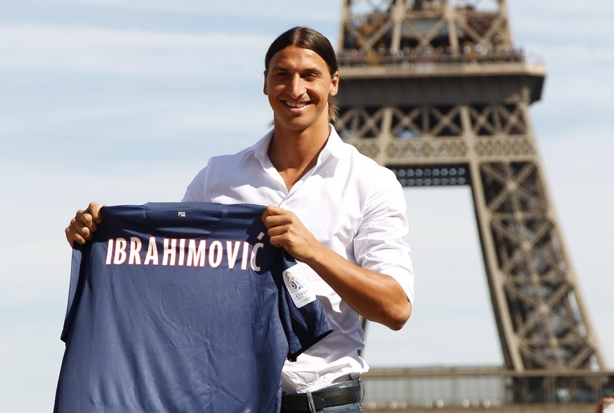 伊布亮相巴黎 艾菲爾鐵塔前展示新球衣