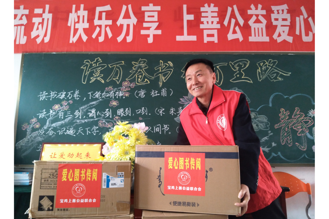 周建華(全國雷鋒主題收藏聯合展覽活動的雷鋒精神基層代言人) 周建華(全國雷鋒主題收藏聯合展覽活動的雷鋒精神基層代言人)