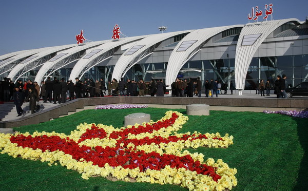 2008年12月16日哈密機場盛裝迎接首航