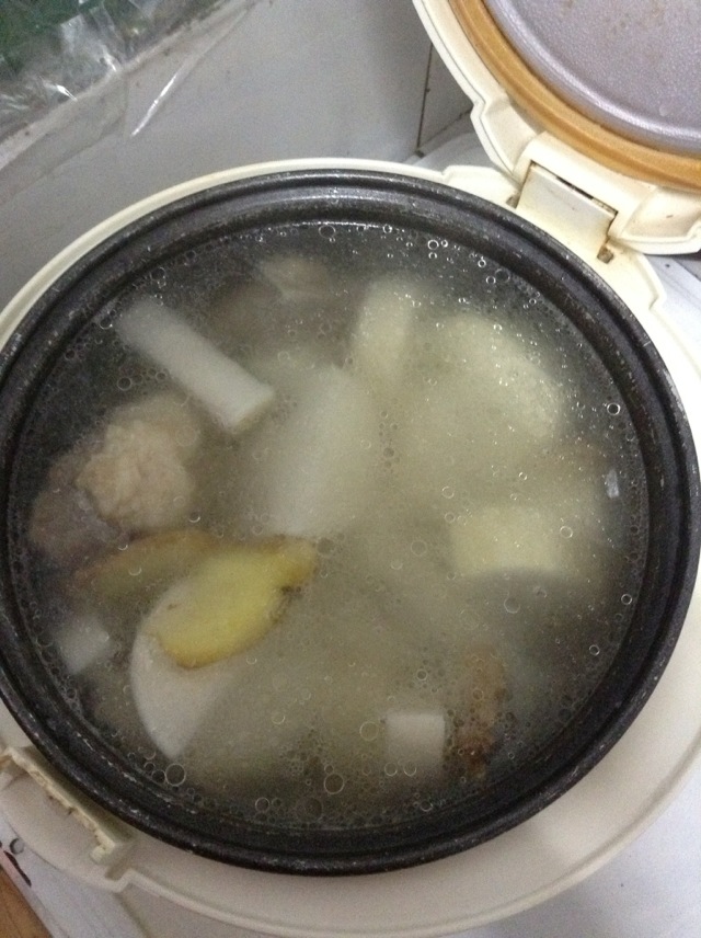 電飯煲版排骨蘿蔔湯