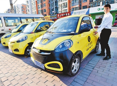 2017年3月26日，在鄭州市天倫路上，顧客在租用“小黃汽車”。