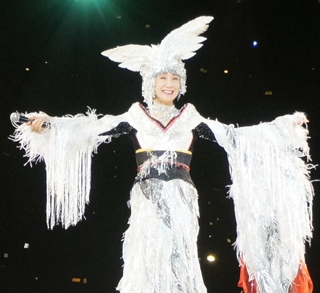 身著第61屆（2010年）出場服裝的小林幸子。實則站在仙鶴模型上。