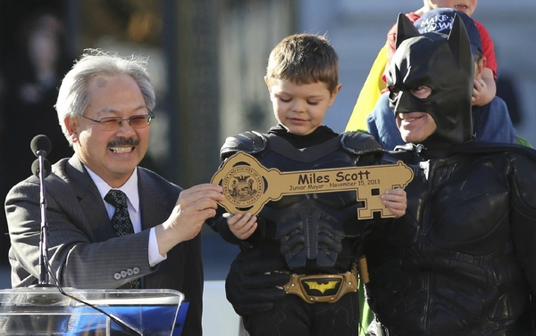 舊金山市長為蝙蝠娃送上朱古力“鑰匙”