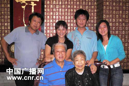 莊老76歲生日與家人合影