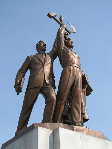 朝鮮平壤主體思想塔前方的朝鮮勞動黨雕塑