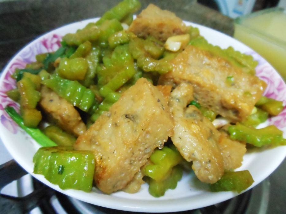 鯪魚餅炒苦瓜