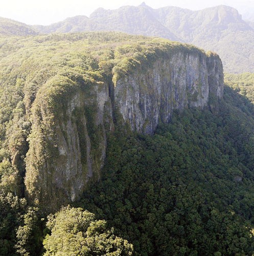 臼井屍體被發現的地方:日本荒船山艫岩。