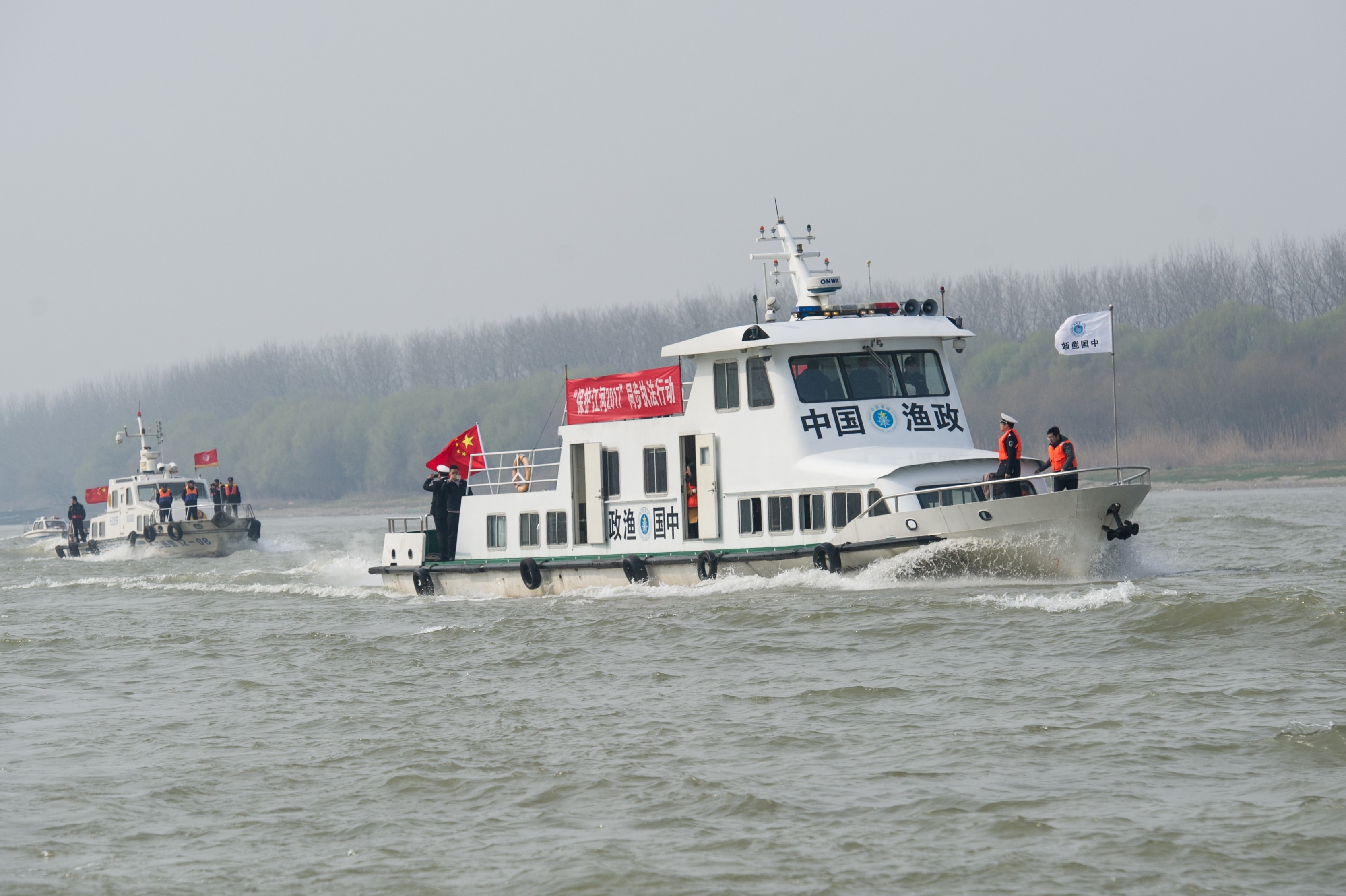 南京漁政在保護區內巡航執法