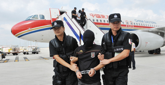 3名犯罪嫌疑人被押解到上海虹橋機場