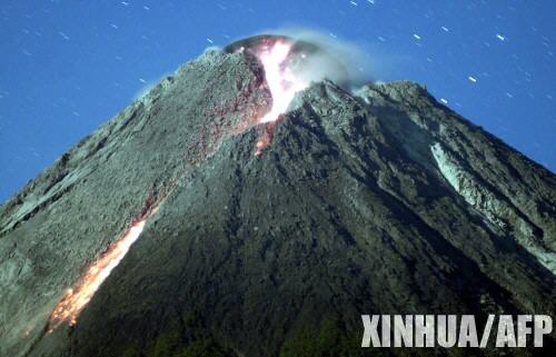 5月13日，岩漿從默拉皮火山流出