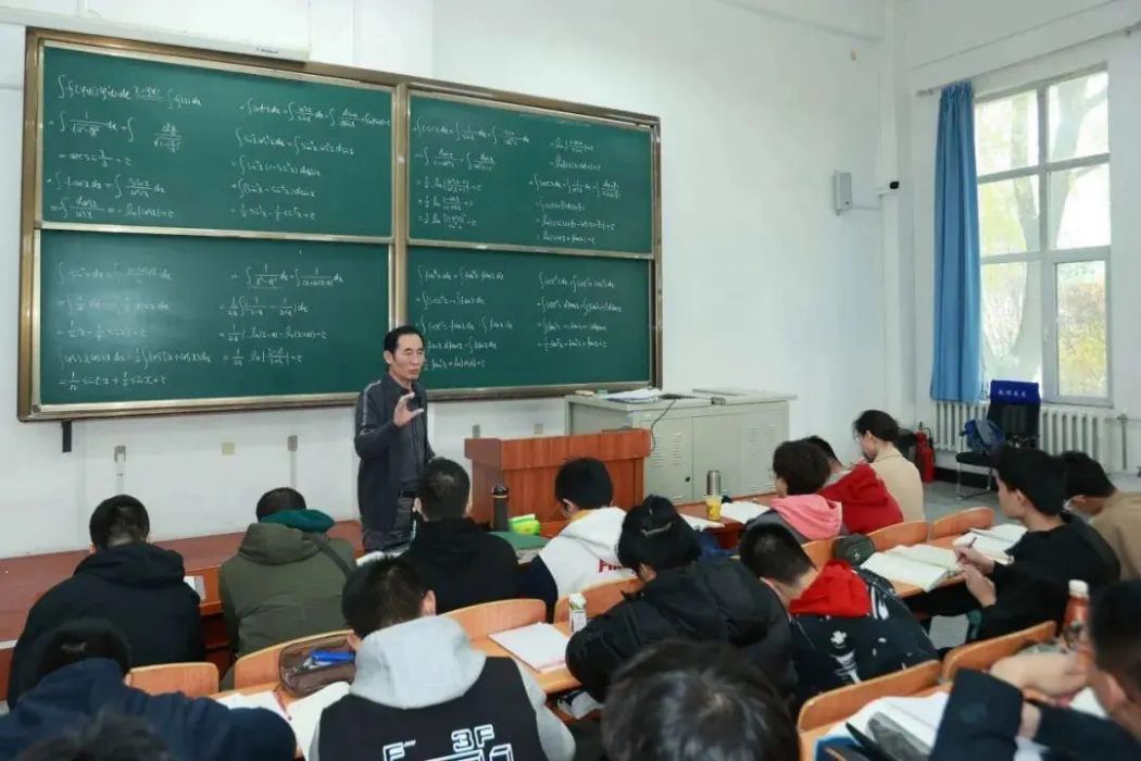 劉志國(哈爾濱工業大學物理學院教授) 劉志國(哈爾濱工業大學物理學院教授)