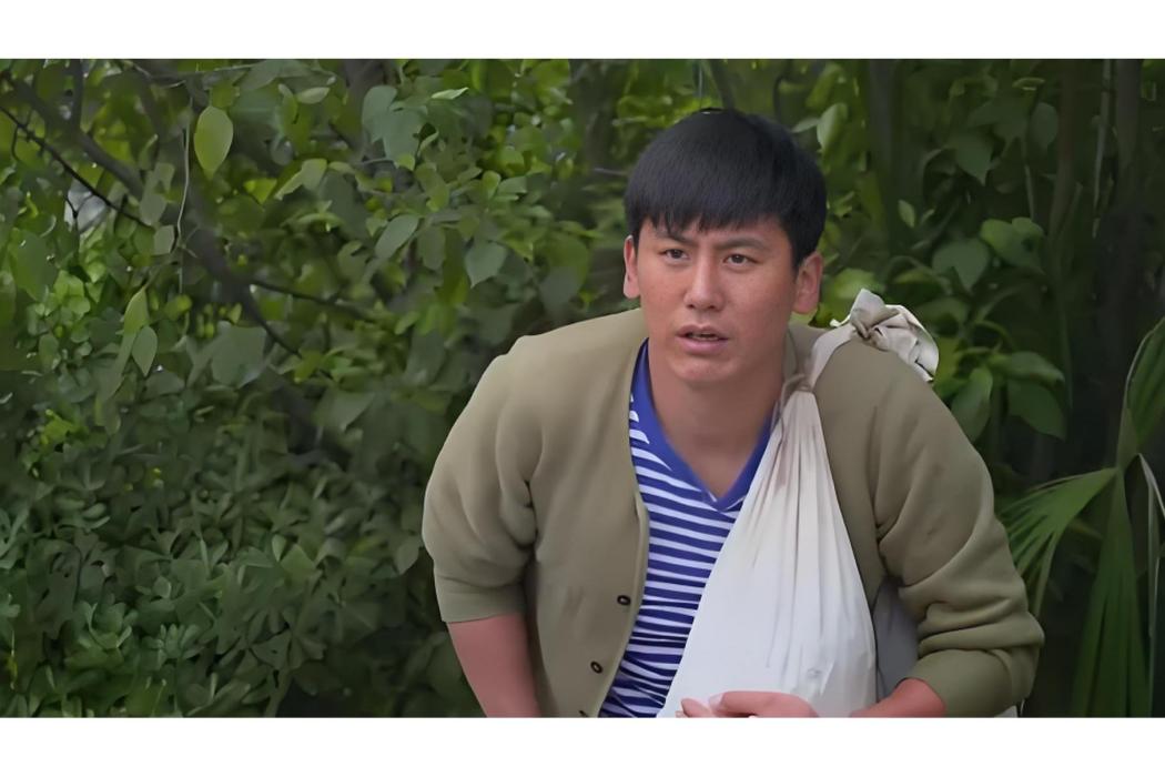滿倉(電視劇《滿倉進城》的男主角,由於曉光飾演) 滿倉(電視劇《滿倉進城》的男主角,由於曉光飾演)