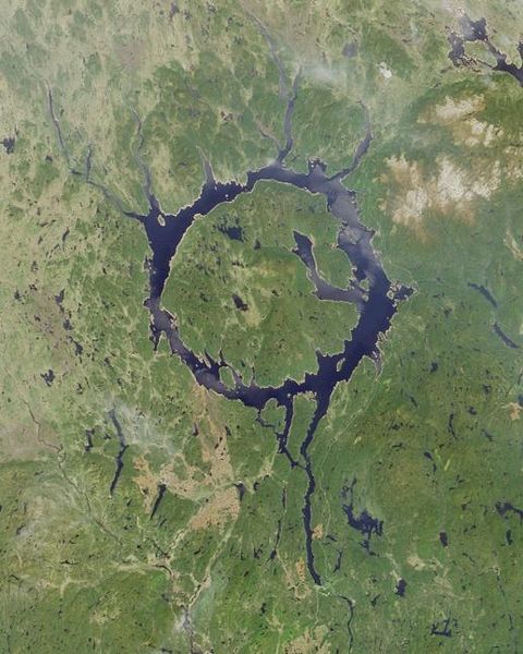 從繞地球軌道所拍攝的曼尼古根隕石坑影像