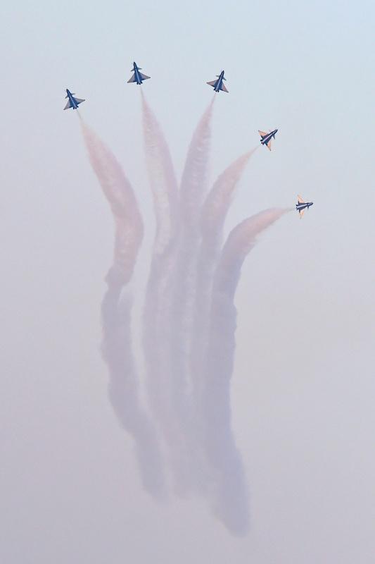 中國空軍八一飛行表演隊在杜拜航展上進行飛行表演