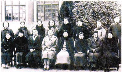 程瑞芳(前左五)、魏特琳與難民所工作人員