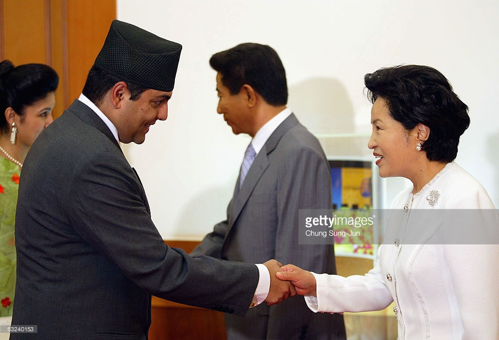 權良淑與尼泊爾皇儲帕拉斯握手