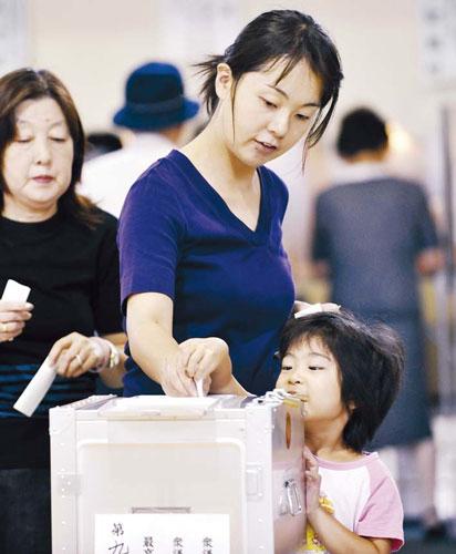 日本選民在投票站投票